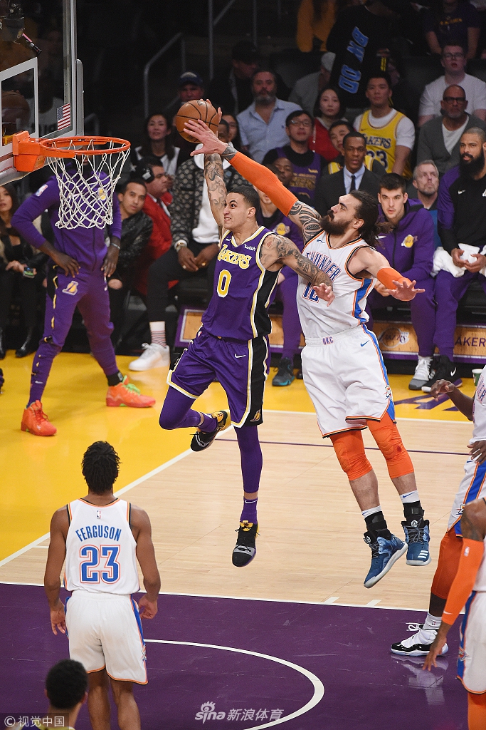 她以不屈的 她以不屈的