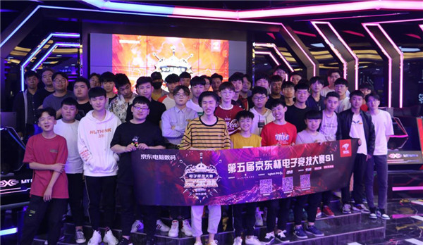 范赫克谈送点：我认为是奥亚萨瓦尔绊倒了我，他把腿放在我前面.